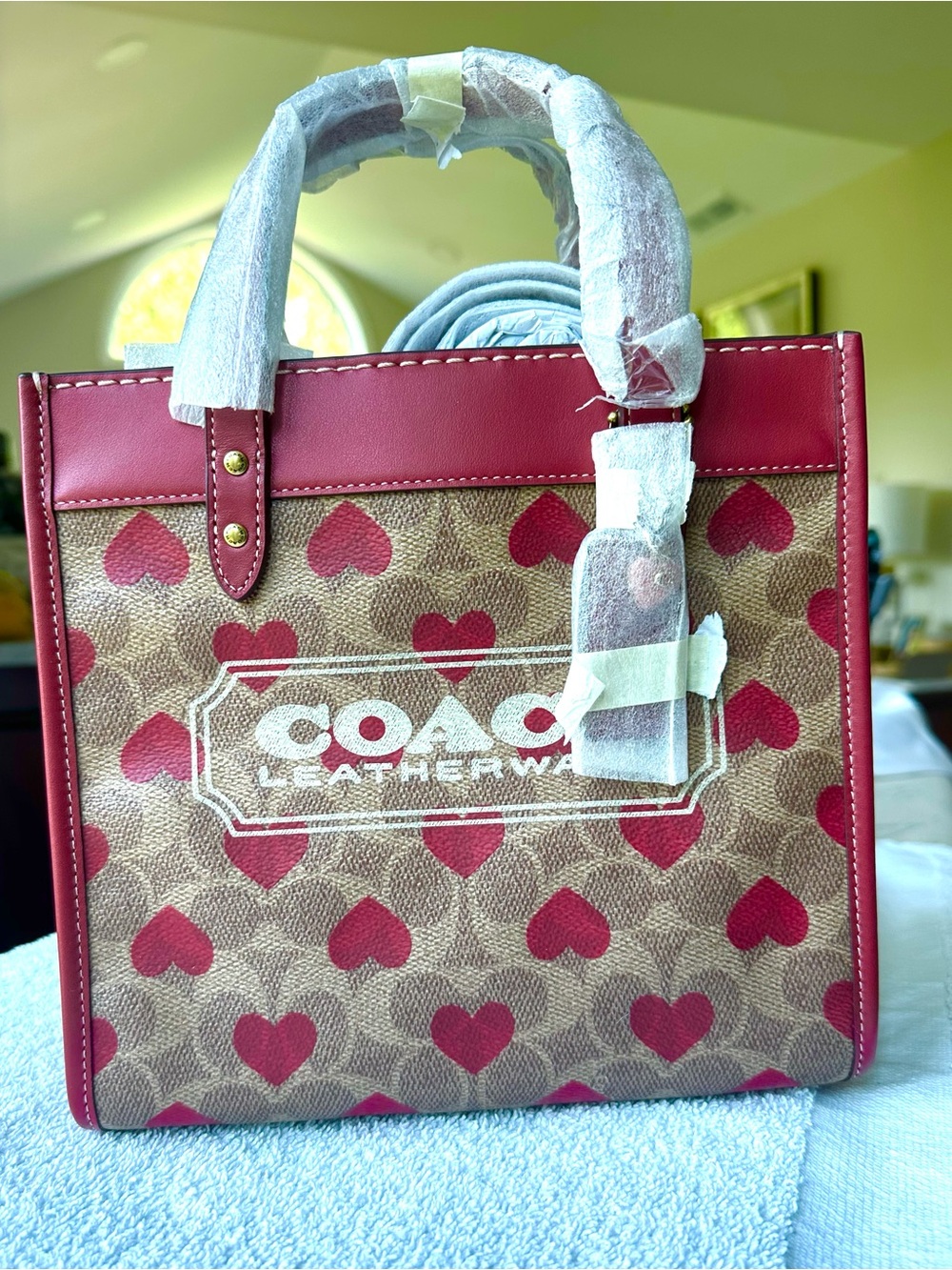 NWT COACH Field Tote 22 - Print Canvas Totebag in Red hearts